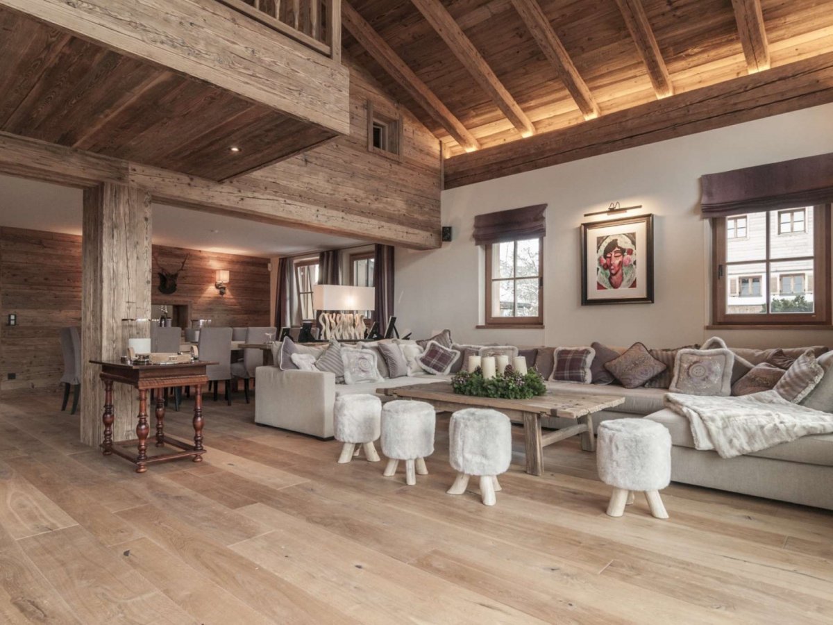 Натуральное дерево в интерьере ИЖС