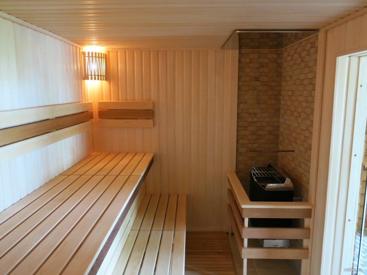 Бойлер в сауне под полками