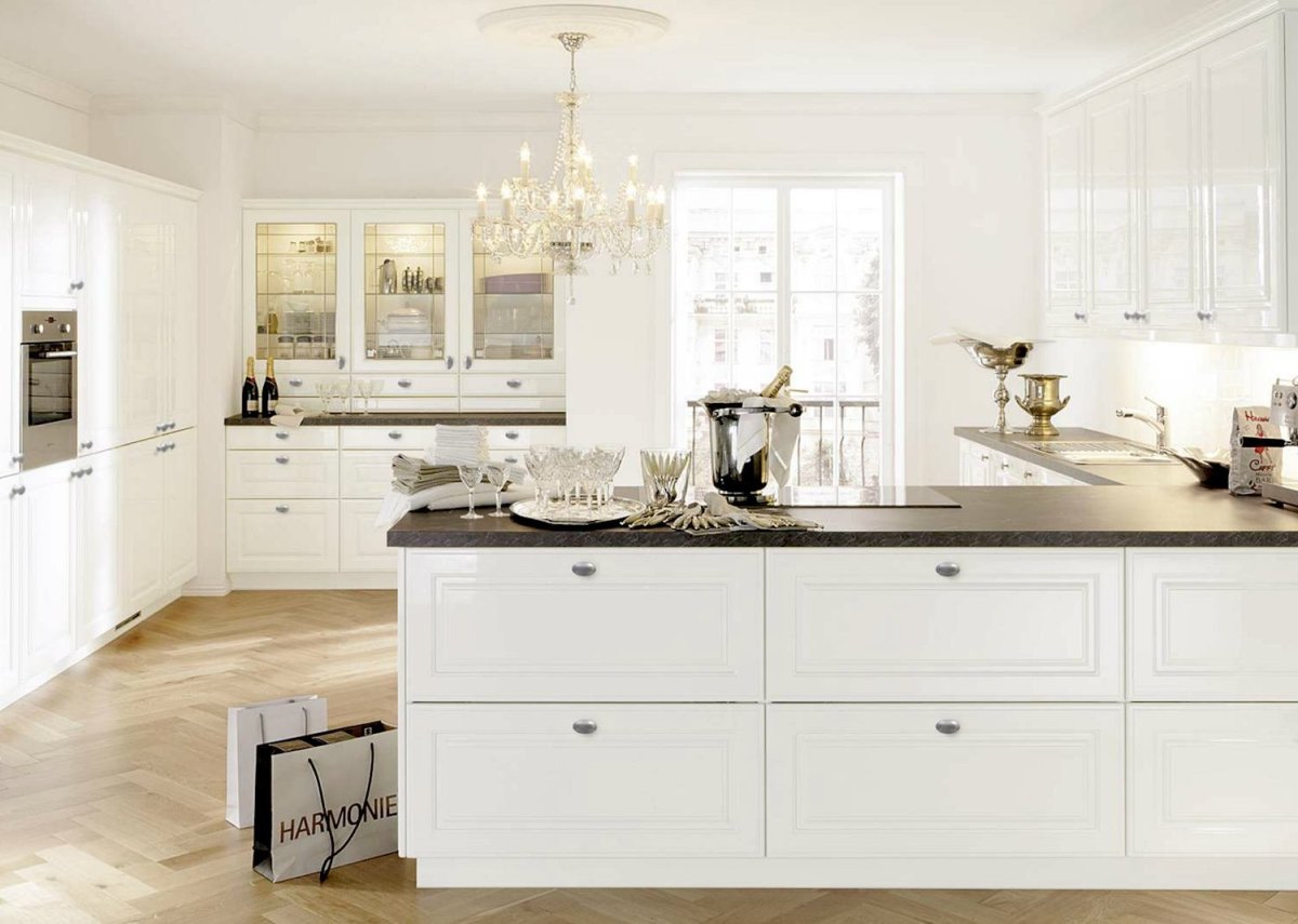 Прямая белая кухня в интерьере студио