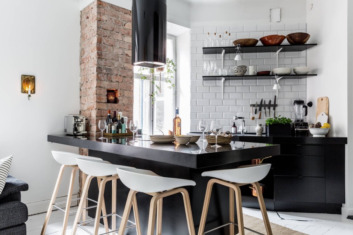 Кухня в скандинавском стиле с кирпичной стеной