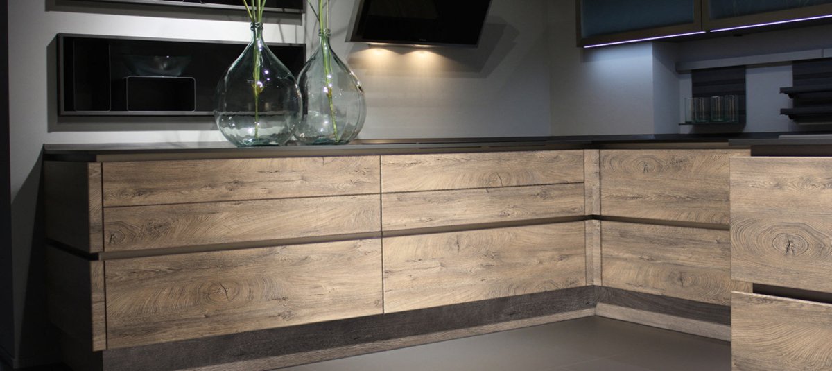 Белая кухня столешница дуб Небраска