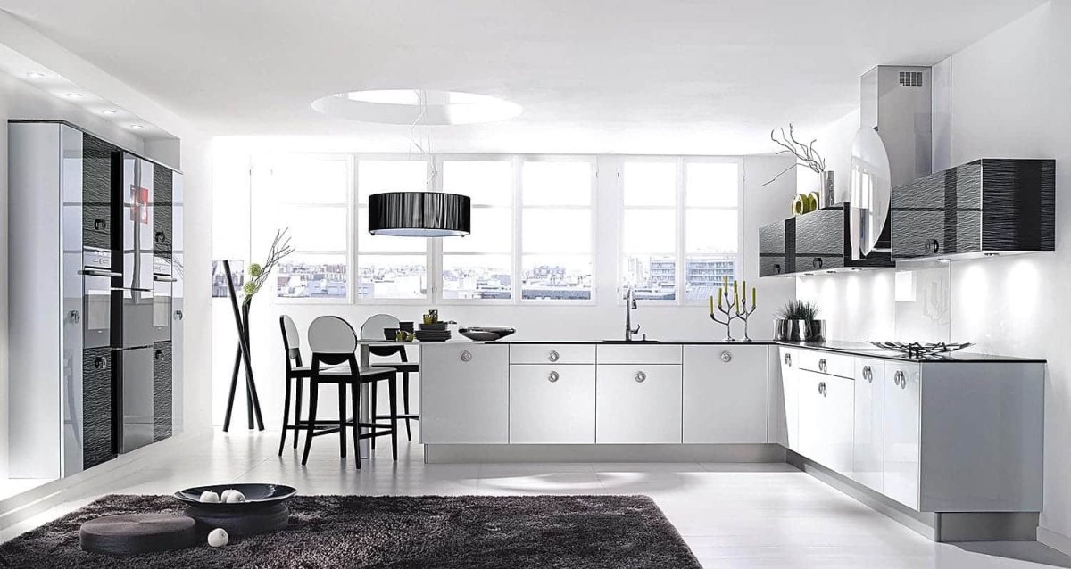 Белый гарнитур с черными ручками