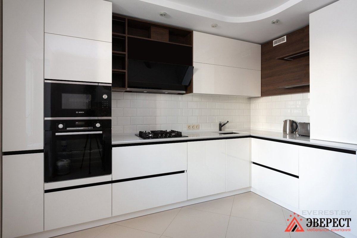 Кухонный гарнитур белый с черным