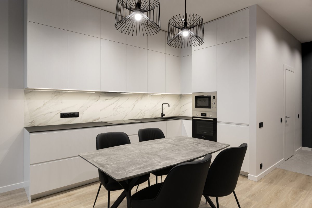 Фартук для белой кухни без верхних шкафов