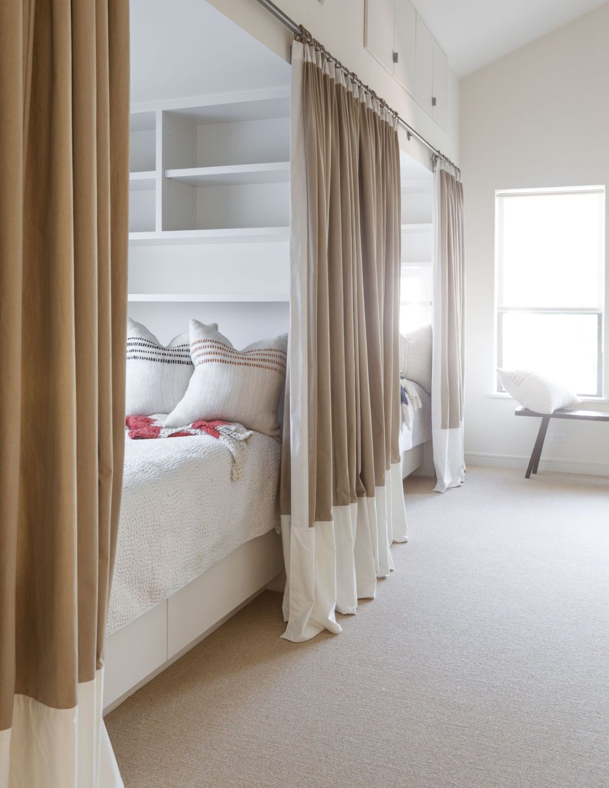 Зонирование комнаты шторами