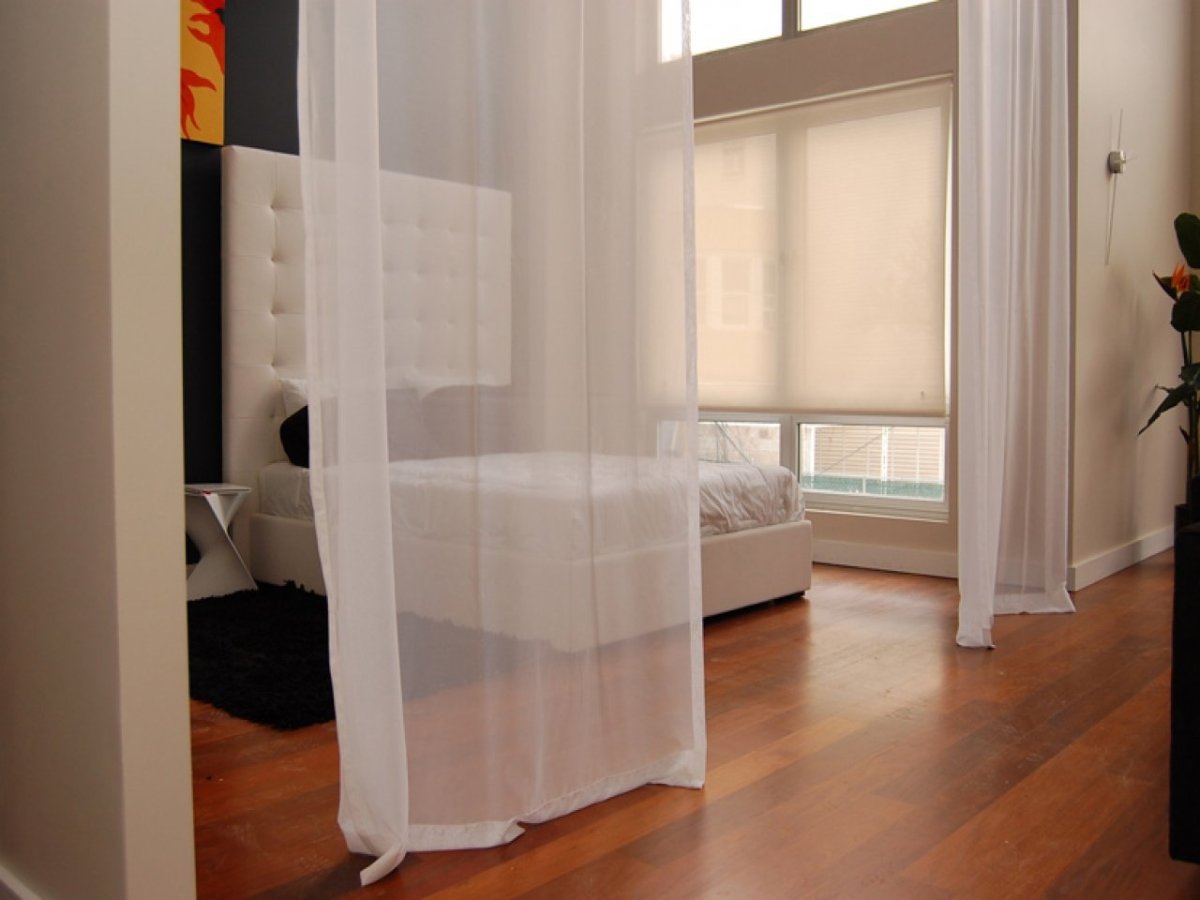 Зонирование комнаты шторами