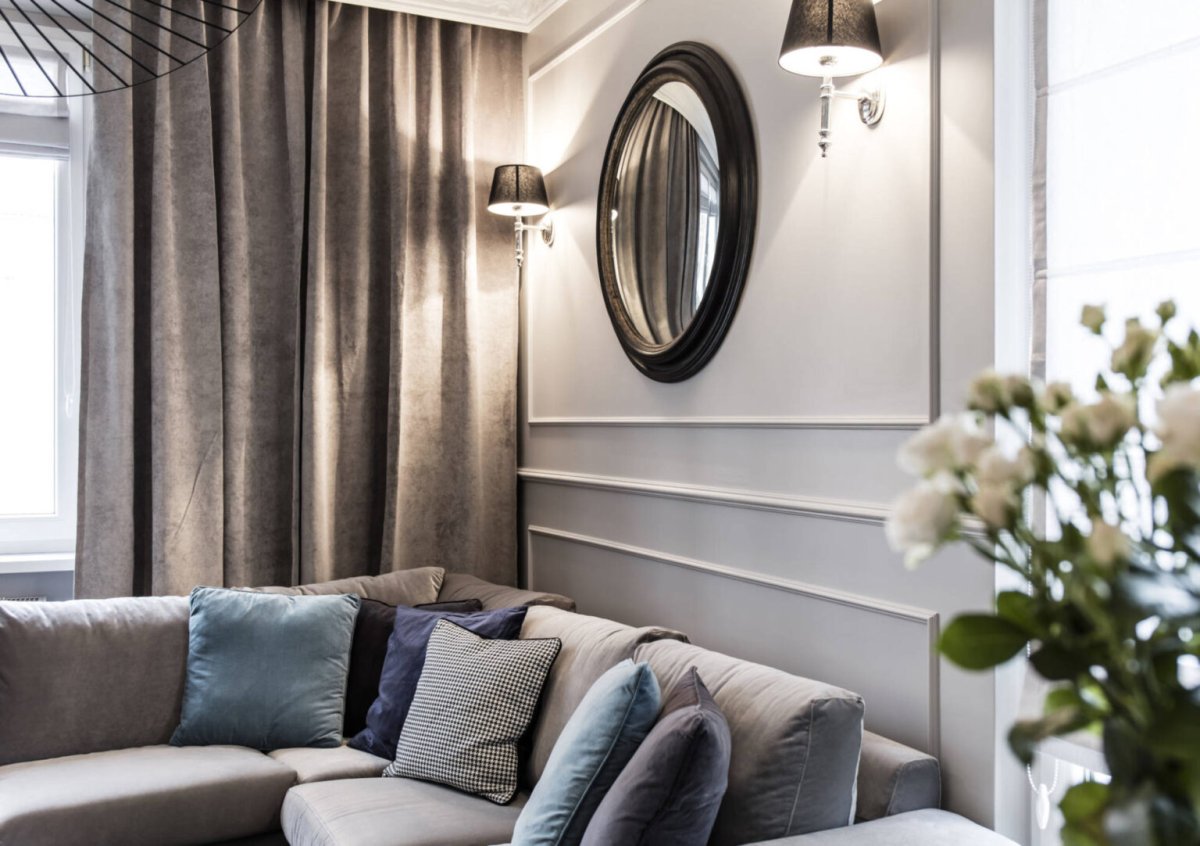 Зеркало за диваном в интерьере