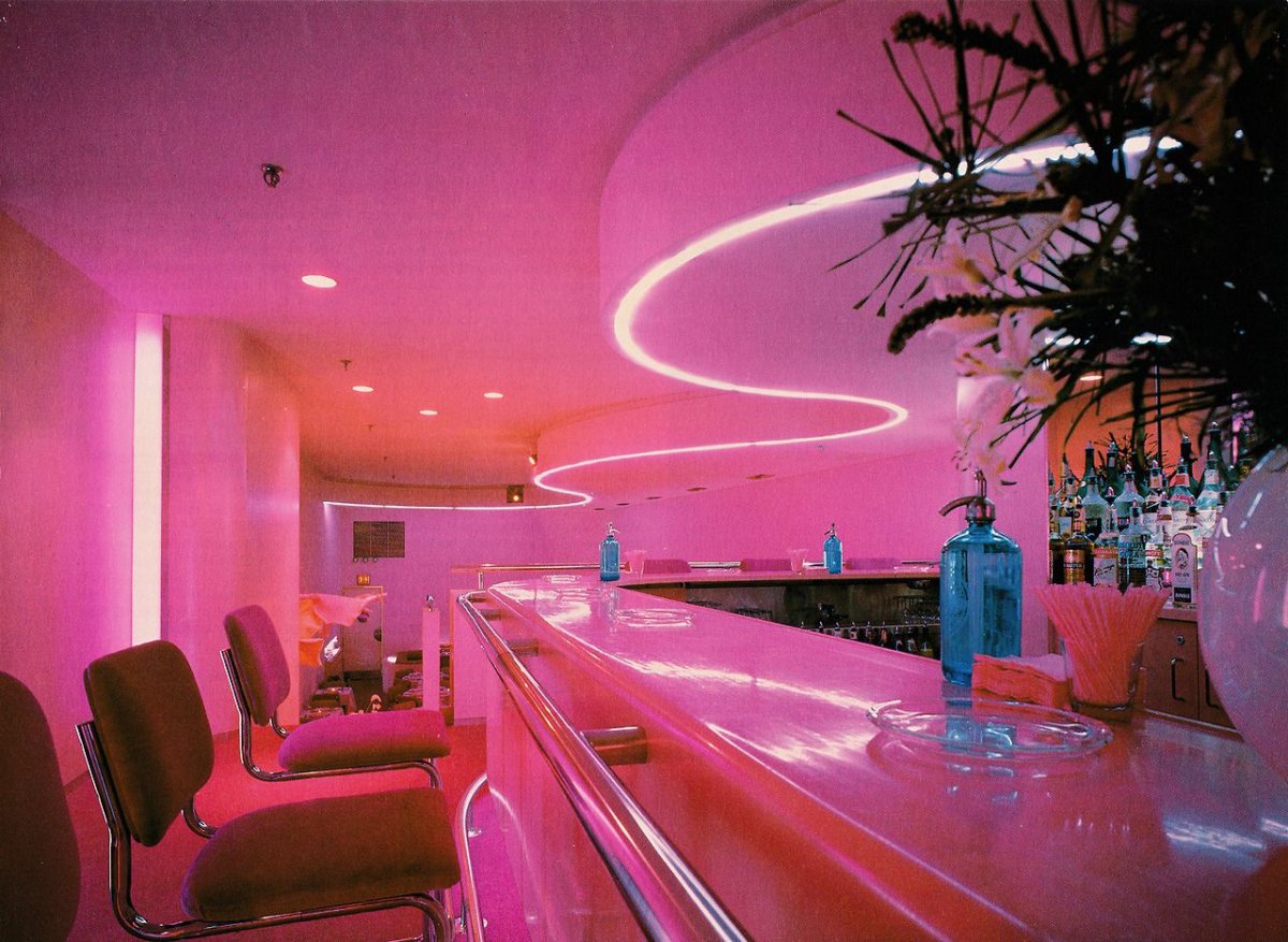 Гостиная мечты в фиолетовых подсветках