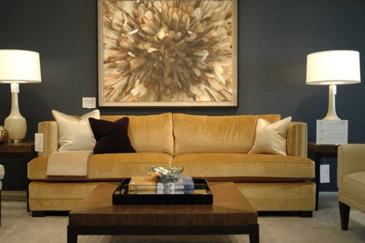 Золотой диван в интерьере