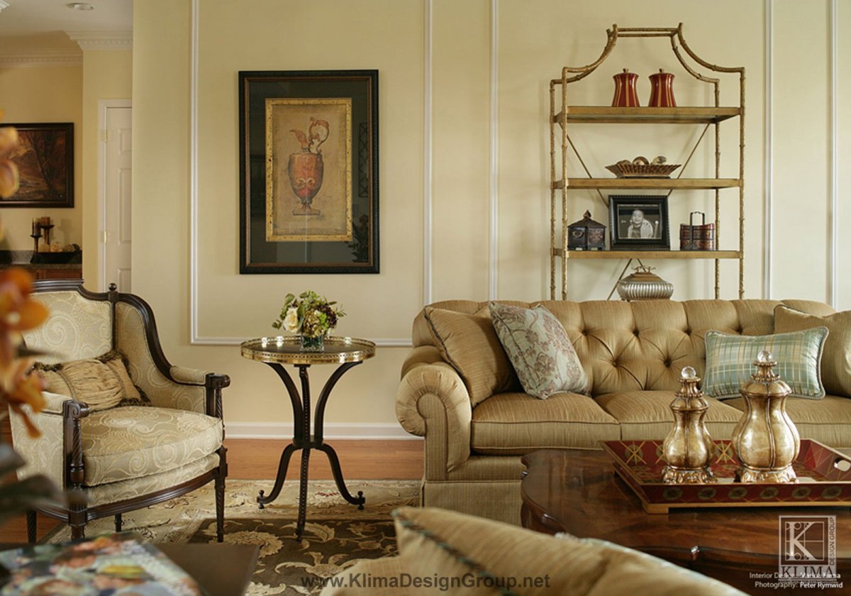 Картины в классическом интерьере гостиной