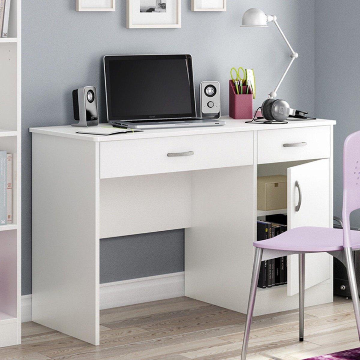 Полки над компьютерным столом