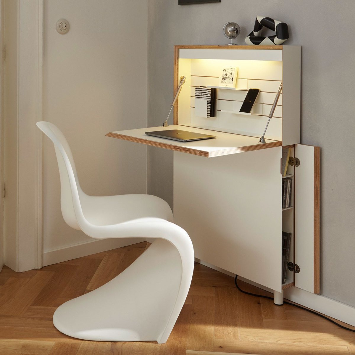 Письменный стол возле окна