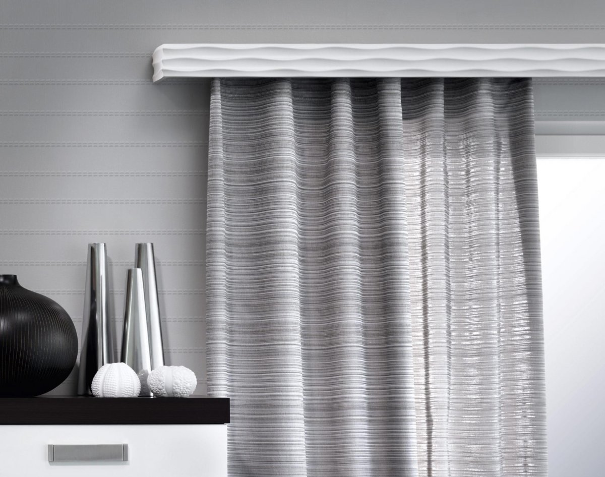 Белый карниз для штор в интерьере