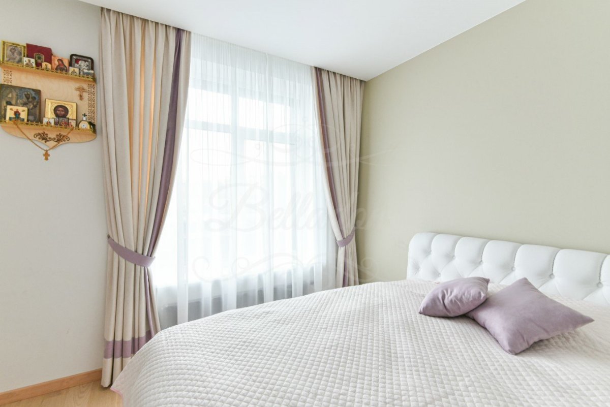 Темные обои и светлые шторы