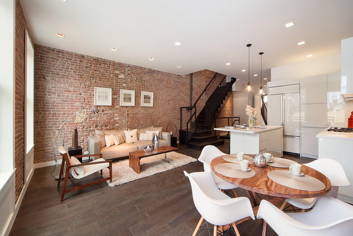 Гостиная в двухэтажном доме