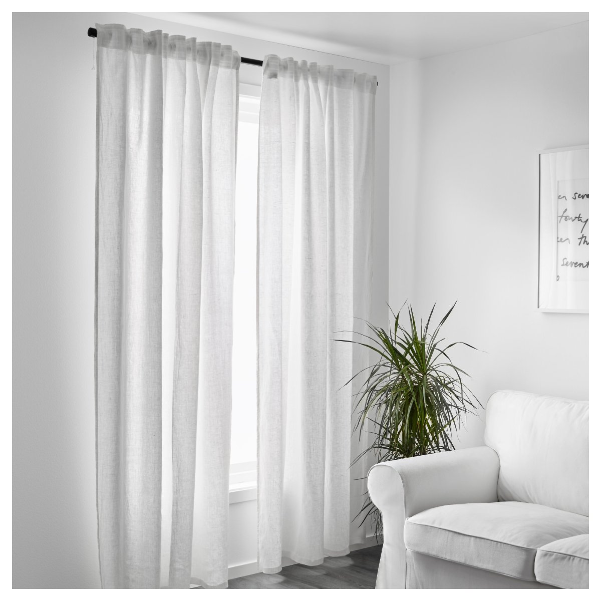 Гостиная с двумя окнами