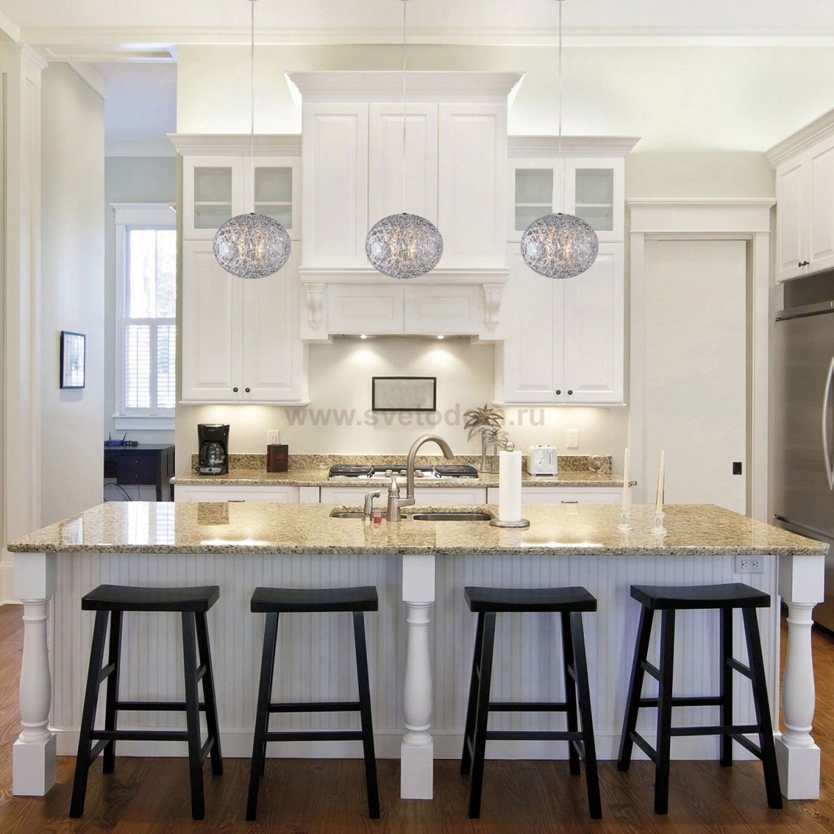 Подвесные светильники над кухонным островом