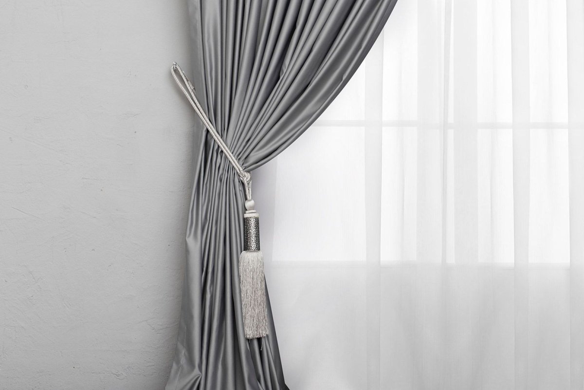 Серые шторы с кисточками