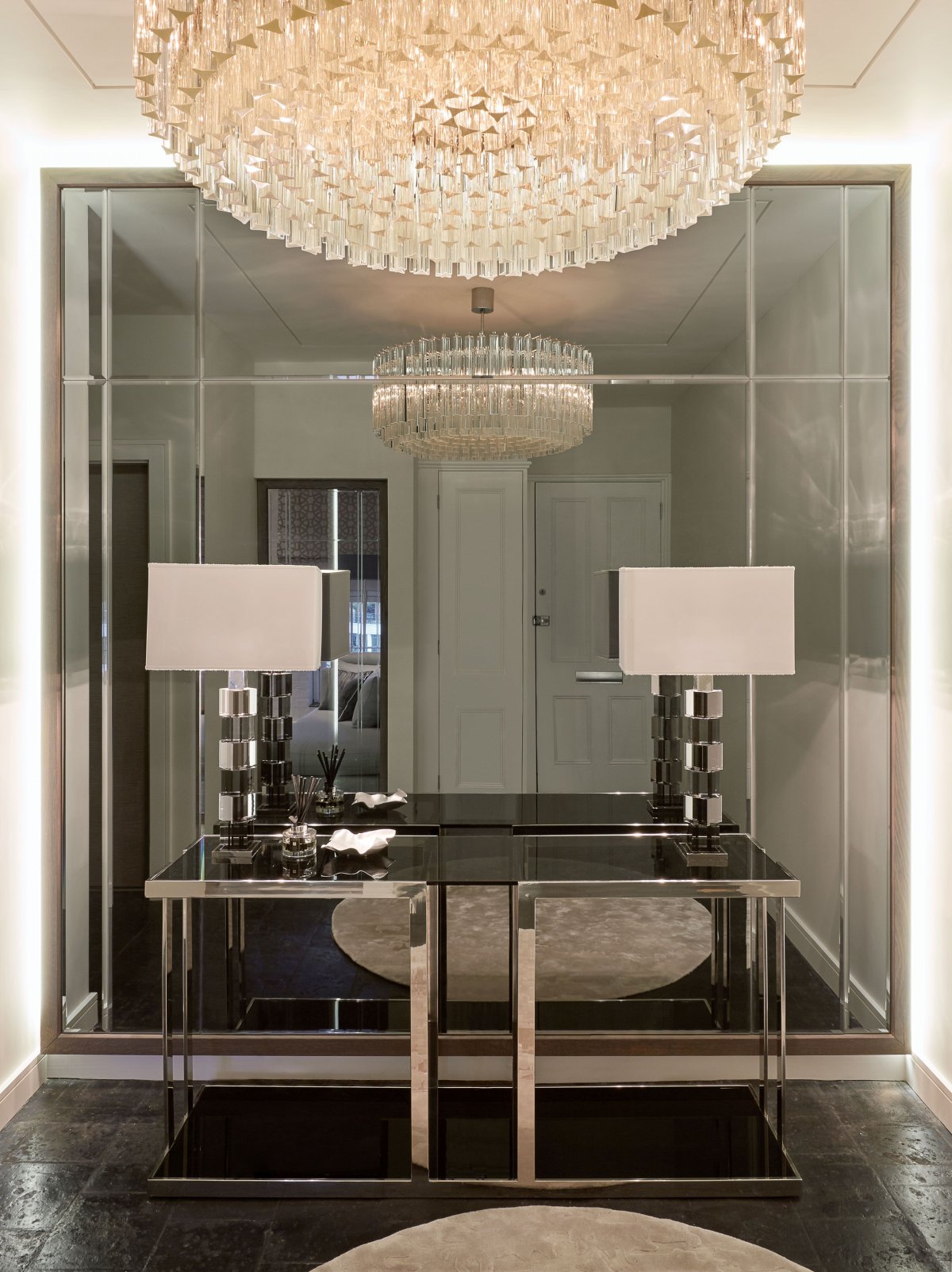 Зеркальная стена в интерьере