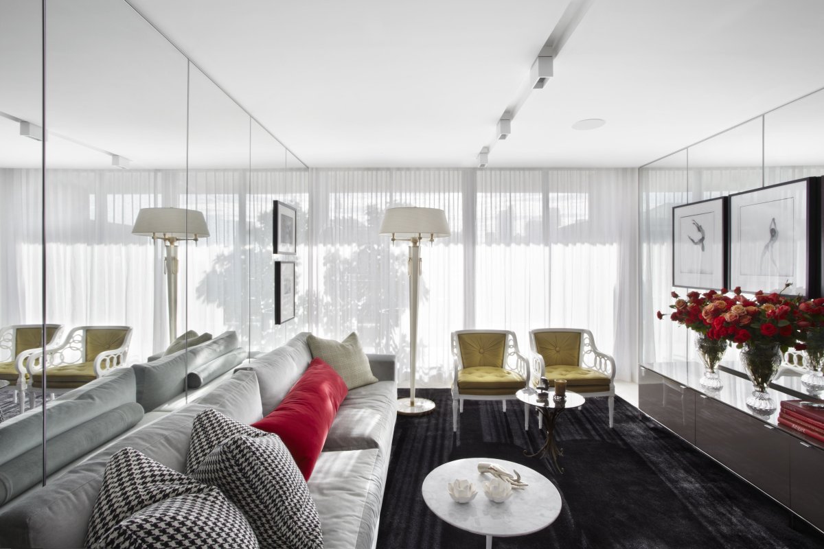 Зеркальная стена