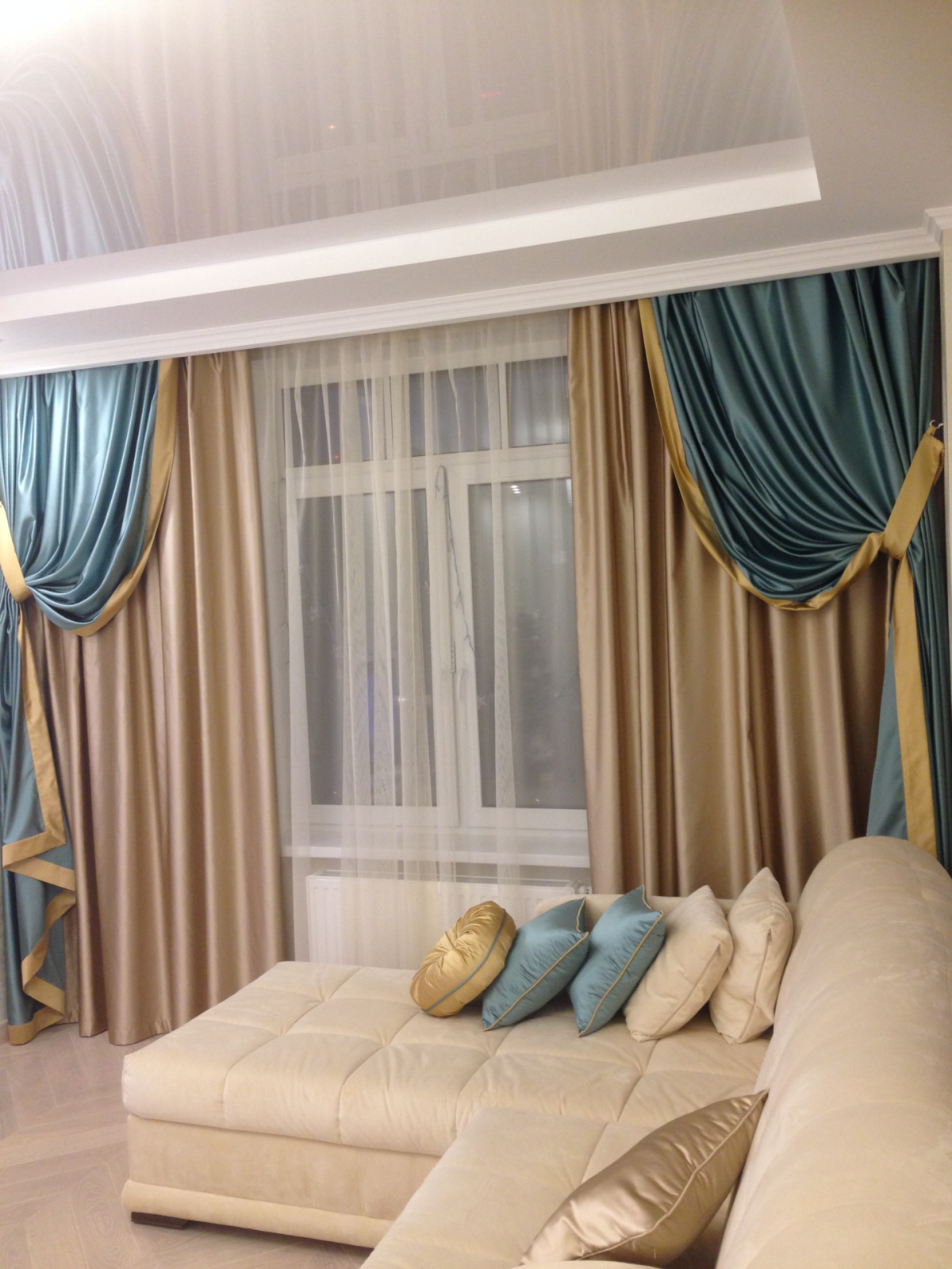 Дизайн кухни-гостиной 16 кв м с бирюзовыми шторами