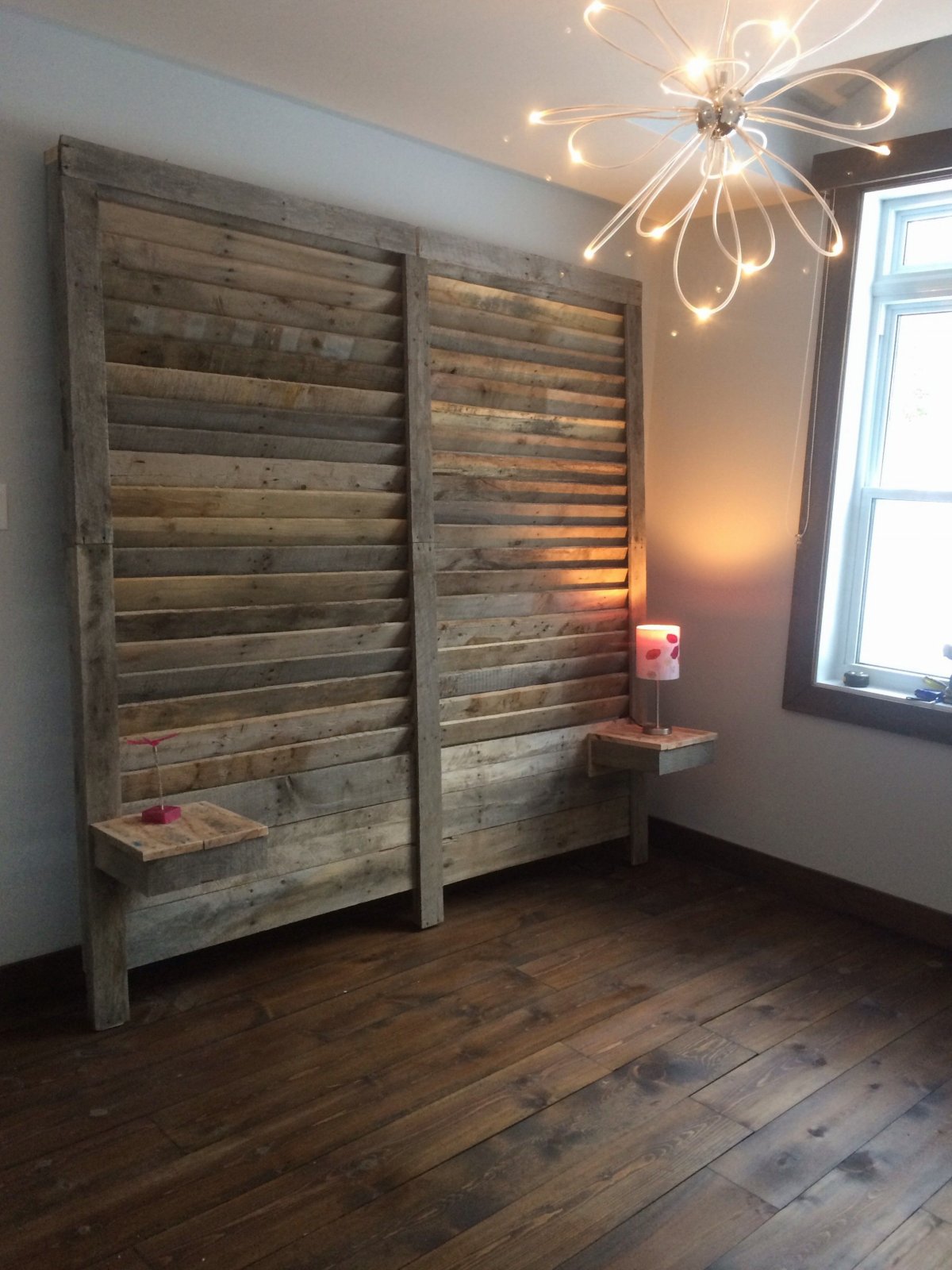 Декор на стену из поддонов