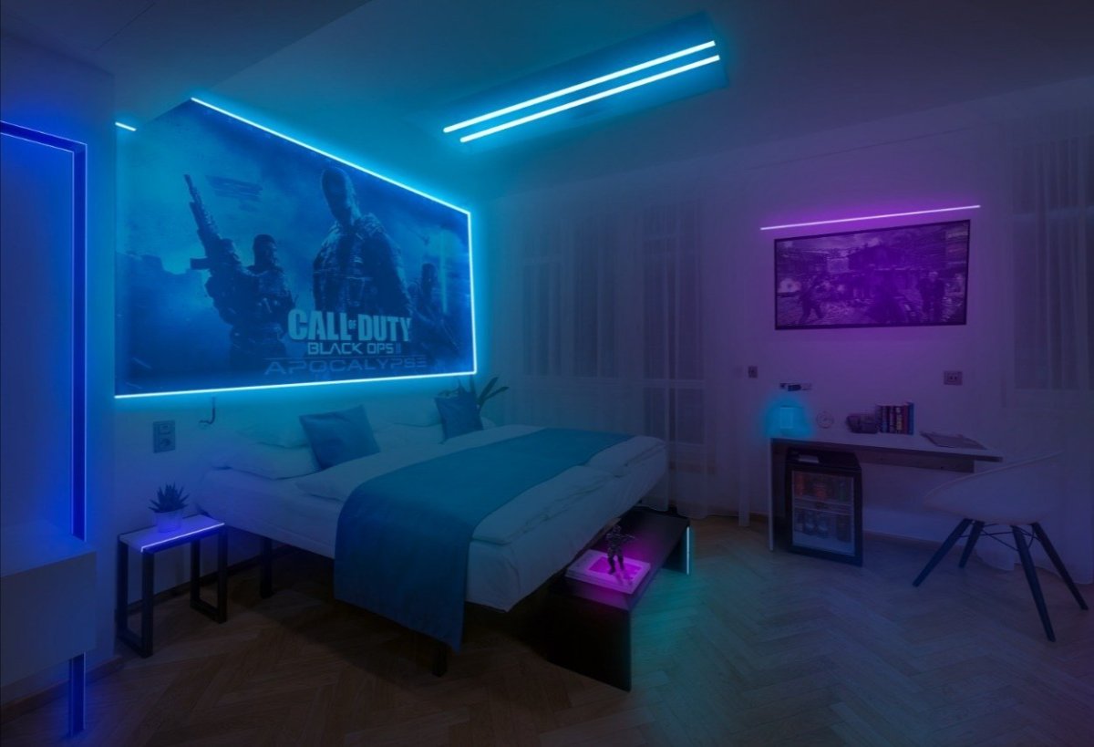 Комната для подростка в темных тонах с неоновой подсветкой