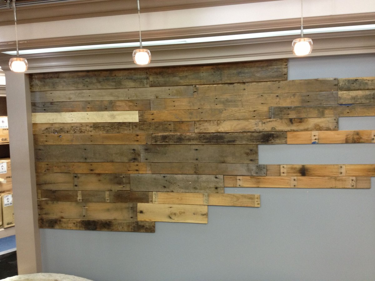 Отделка стен досками от поддонов