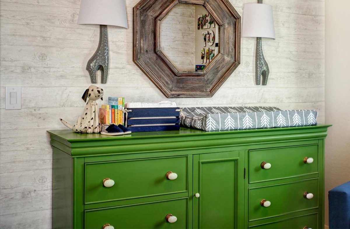 Комод изумрудного цвета современный