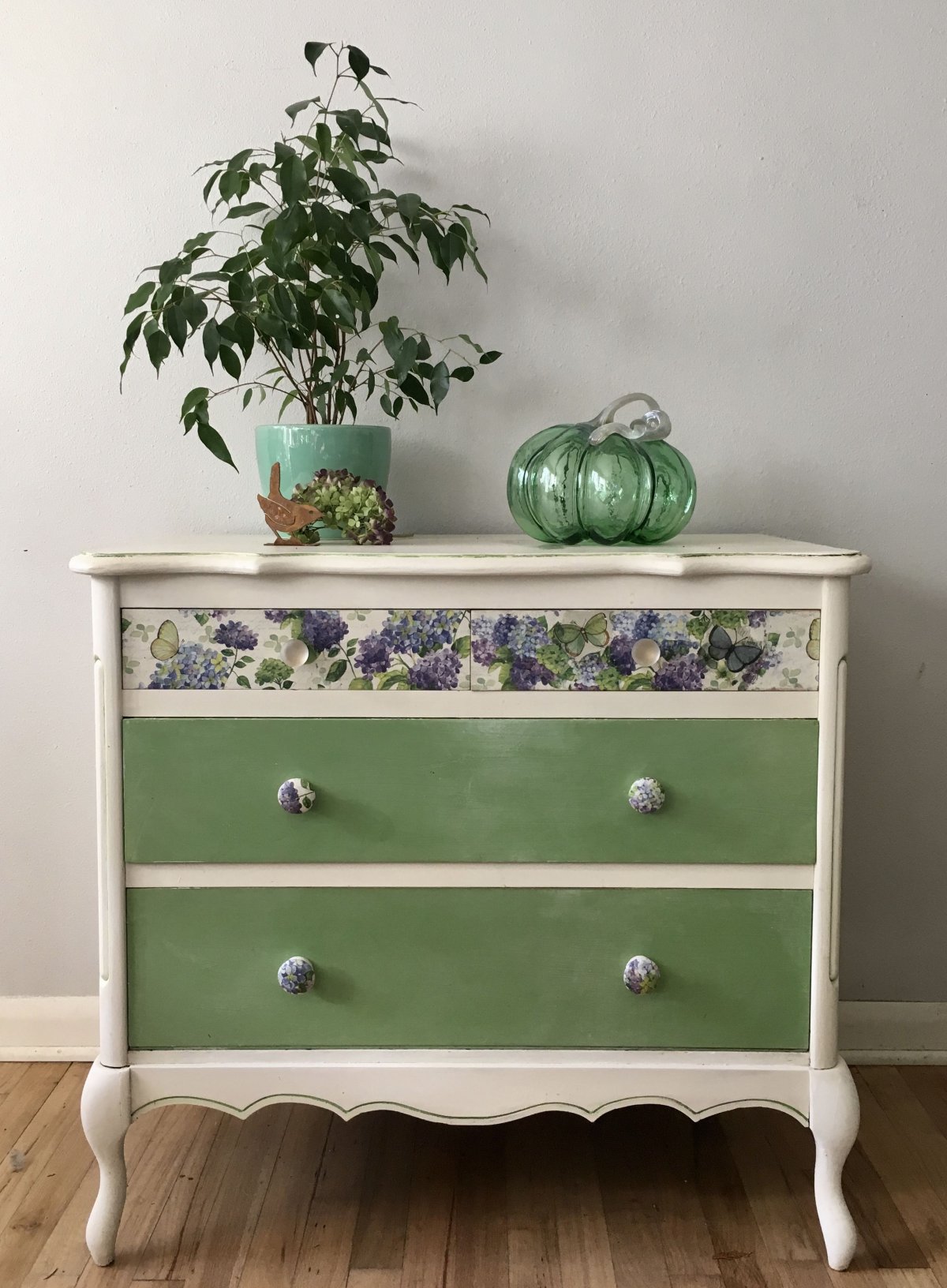 Мебель зеленого цвета состаренная