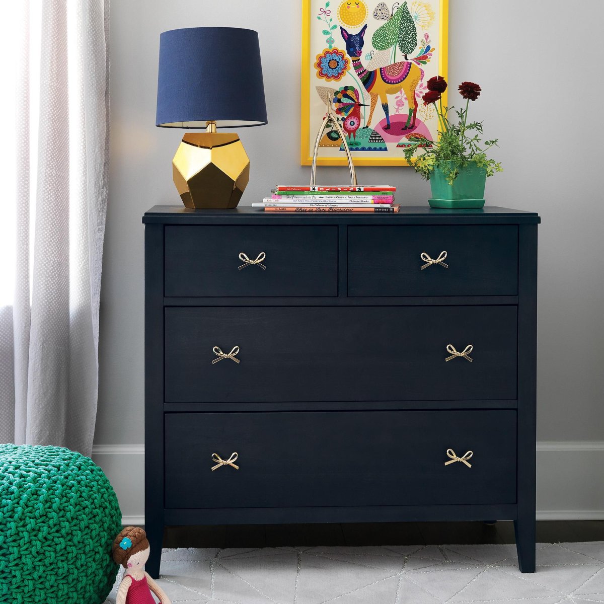 Окрашенная деревянная мебель