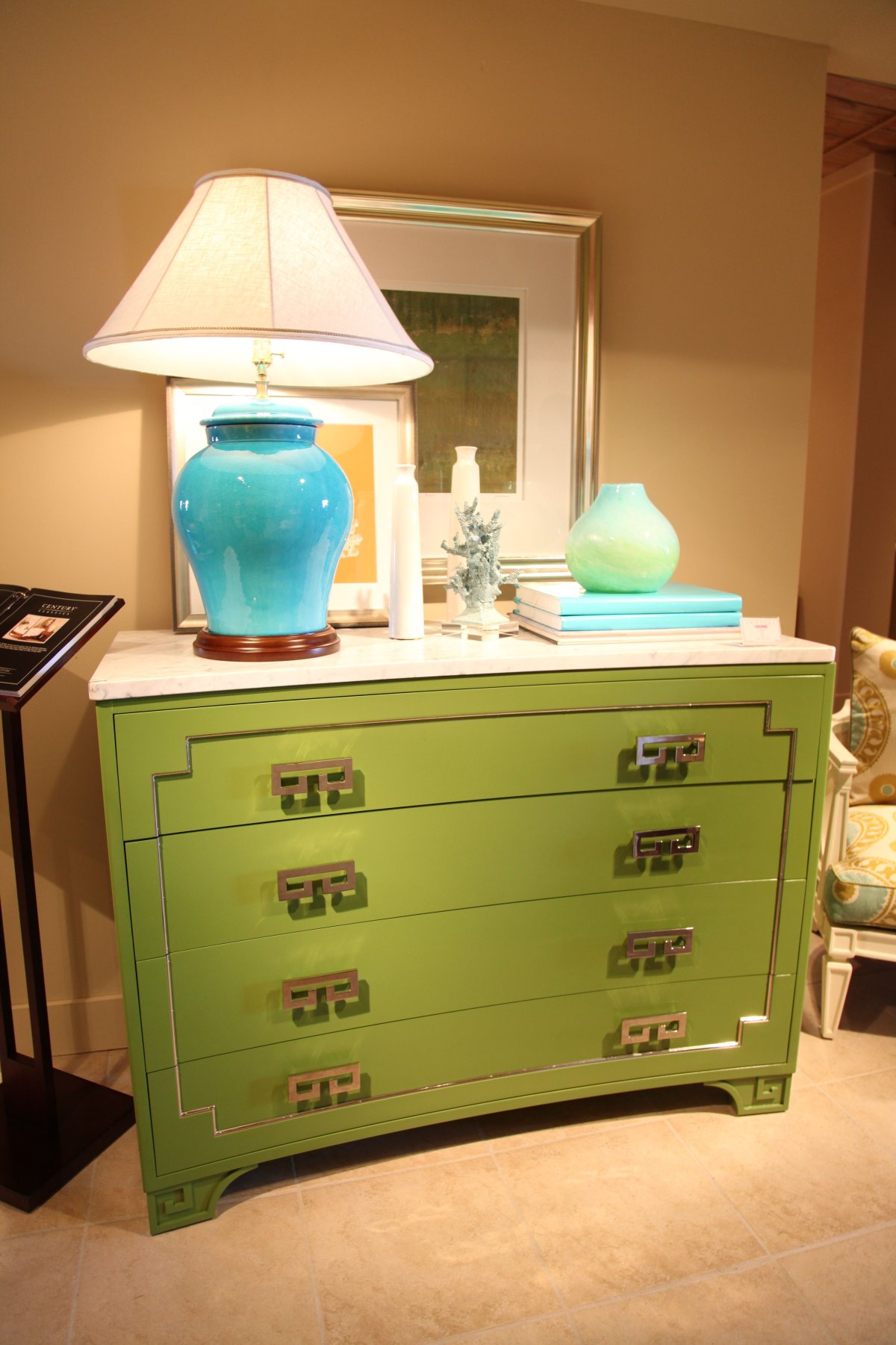 Комод зеленого цвета