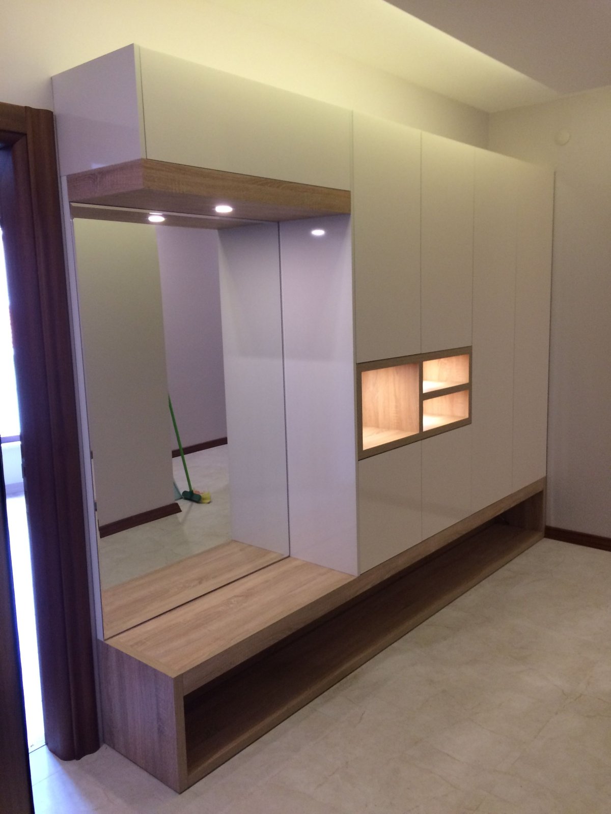 Навесные шкафы в прихожую белые