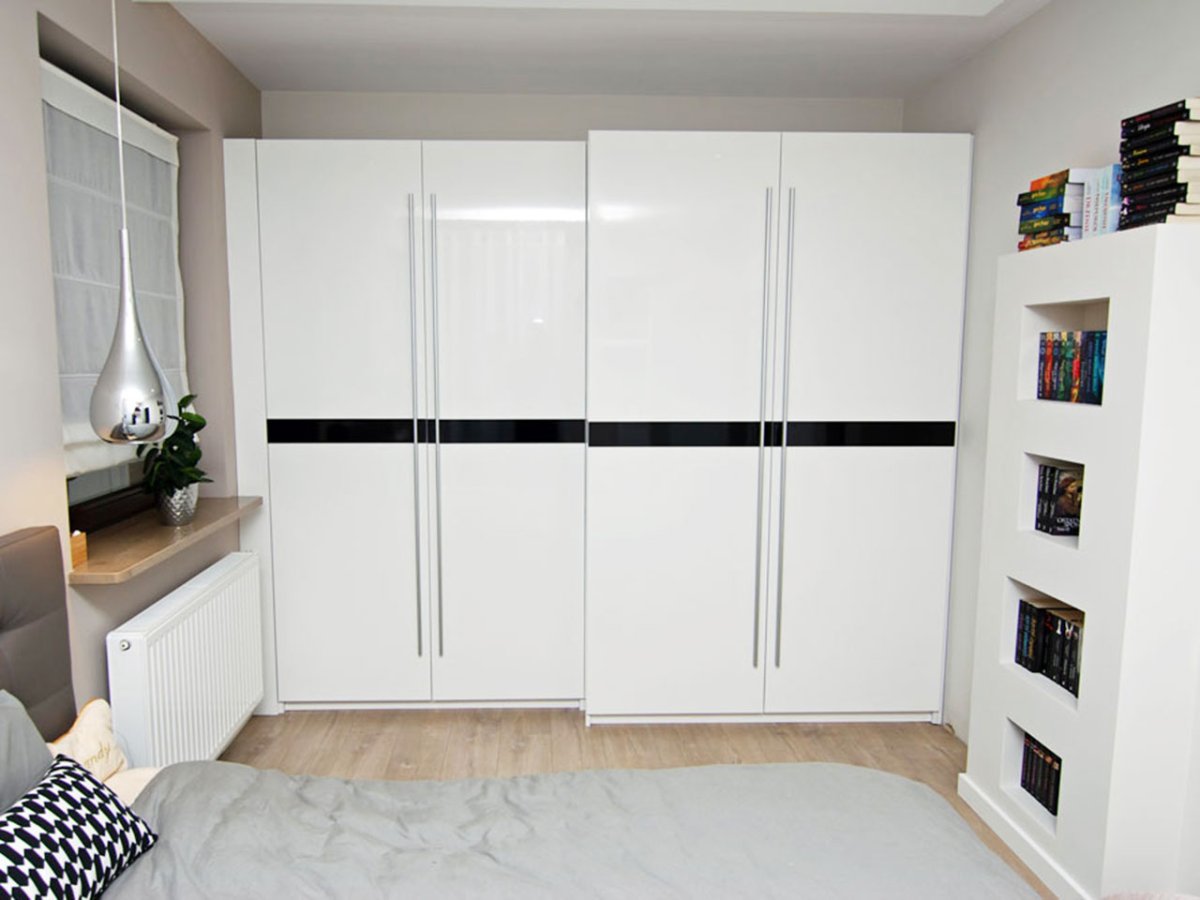 Белые глянцевые шкафы с полосками