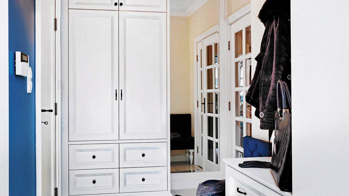 Белый винтажный шкаф