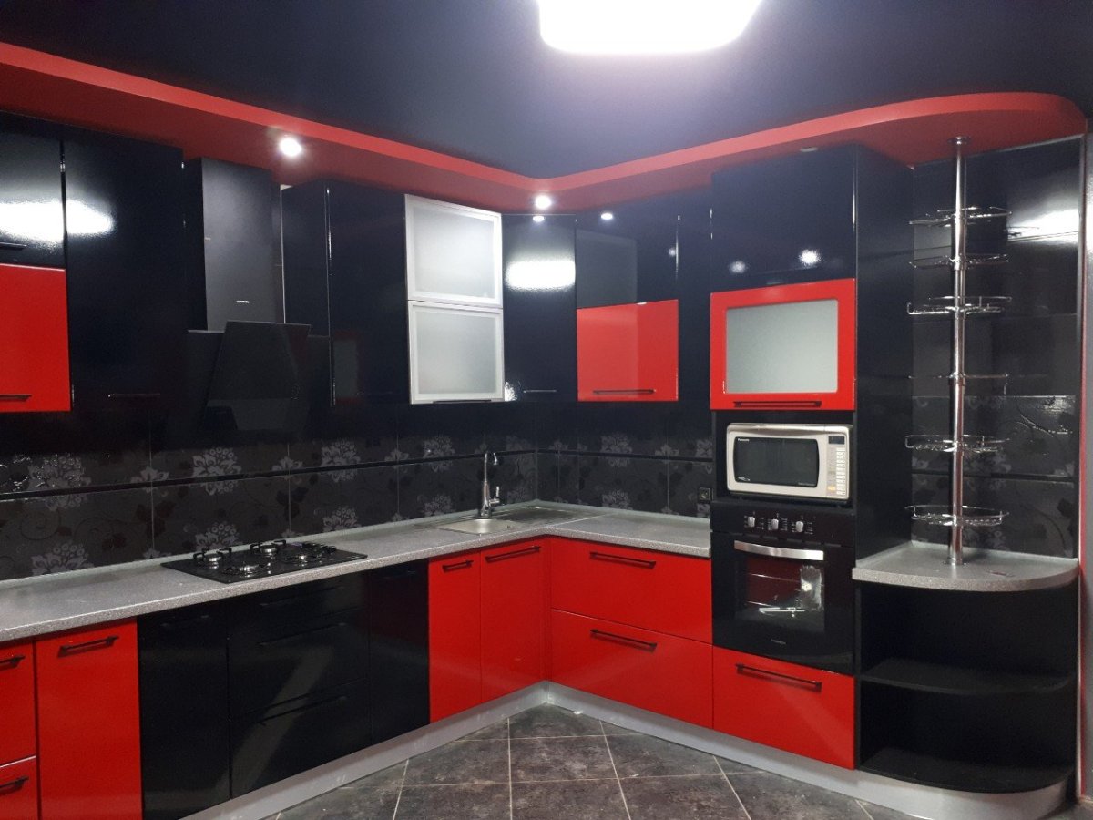 Красная кухня с черным ручками