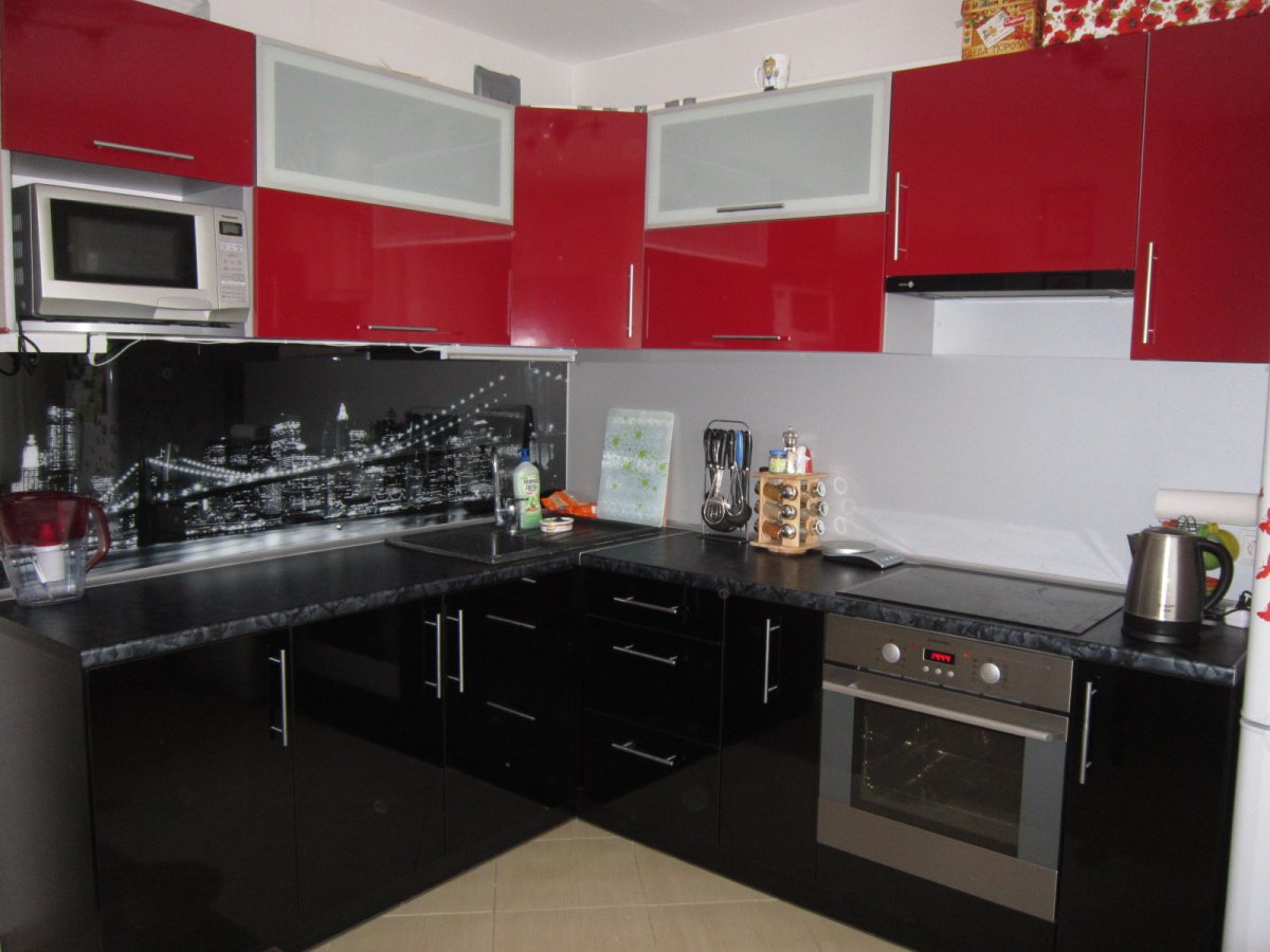 Красный потолок на кухне