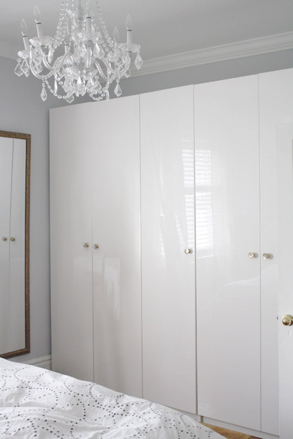 Белый глянцевый шкаф в спальню
