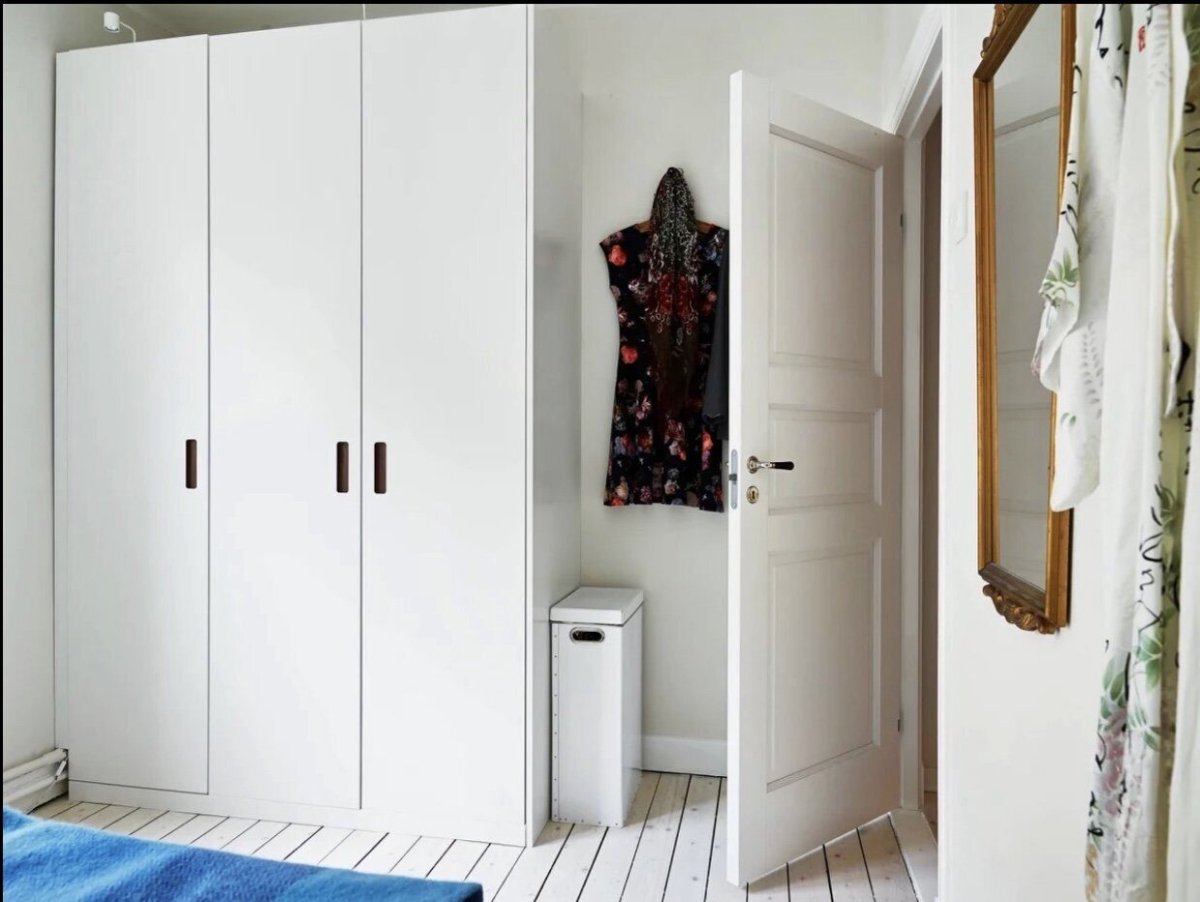 Белый шкаф в прихожую без ручек