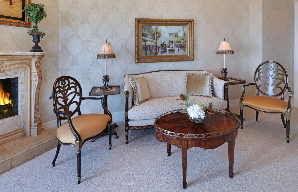 Два кресла и столик в интерьере