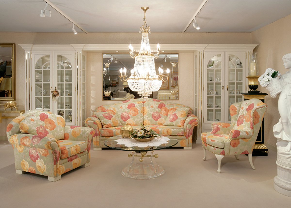 Комнатный комплект кресло столик