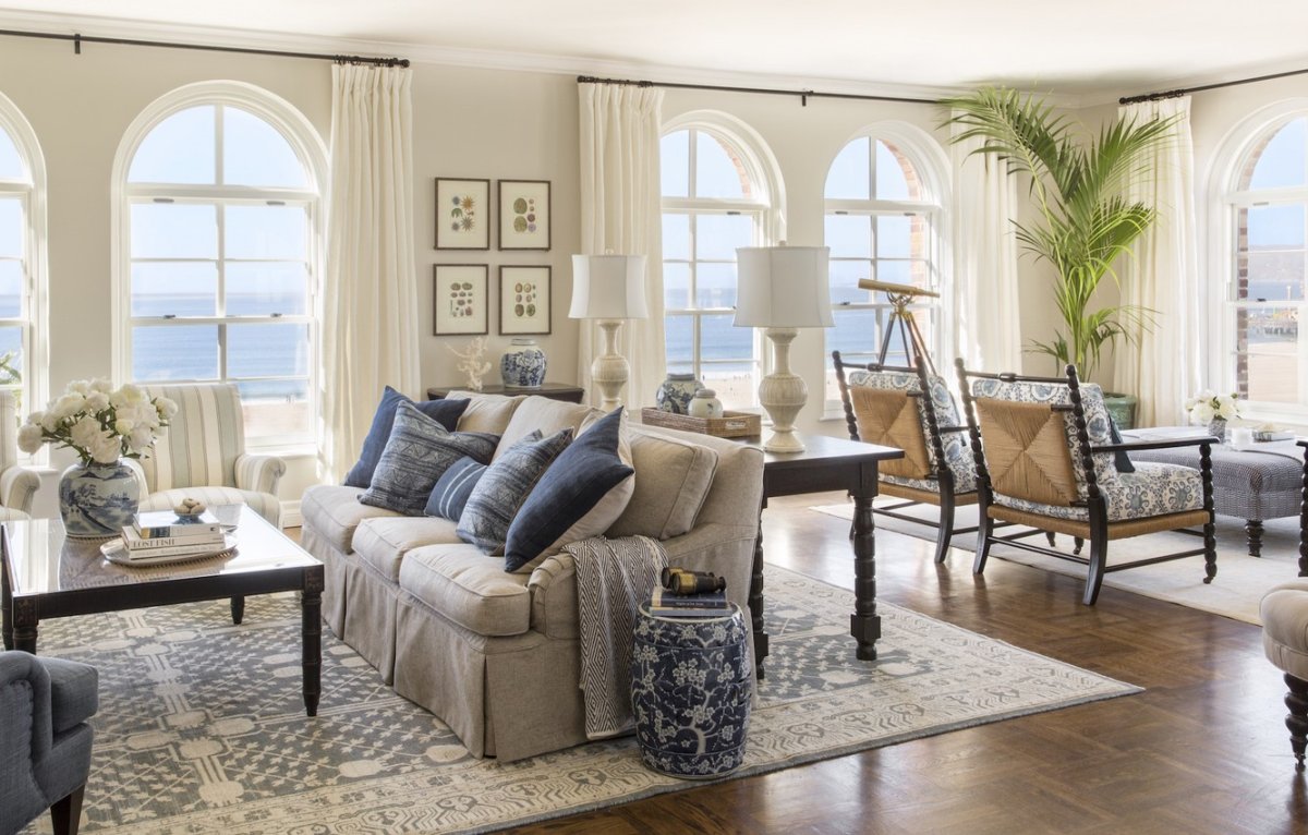 Кресло в интерьере гостиной