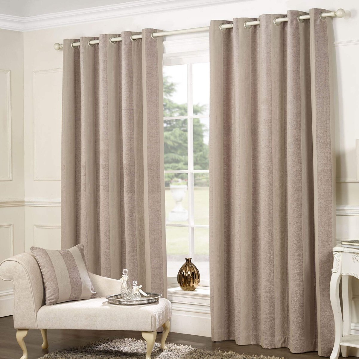 Бежевые шторы в гостиной