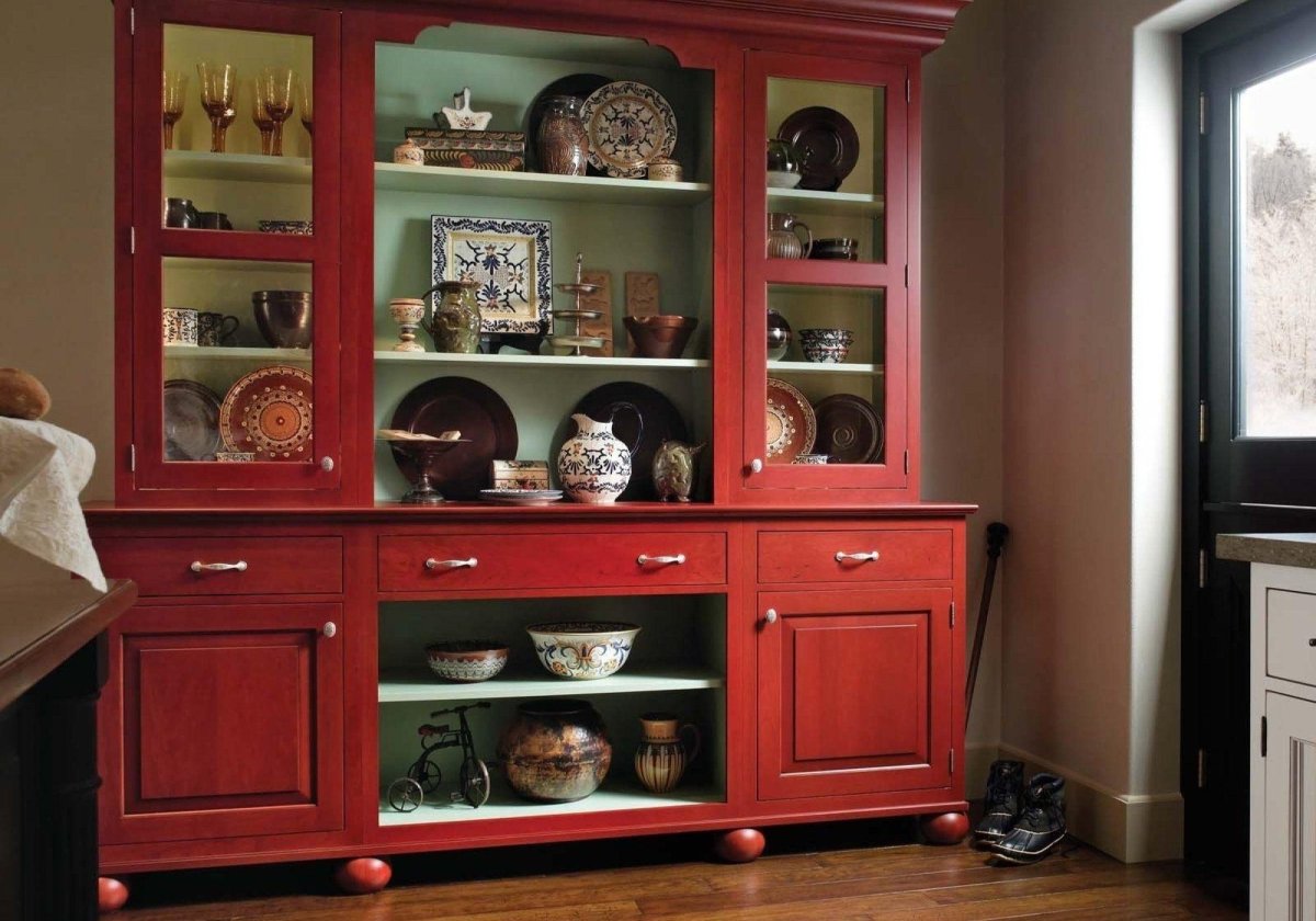 Старинный буфет в современном интерьере