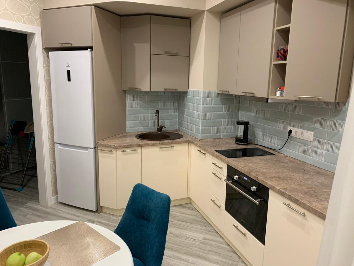 Кухня с выступом в стене