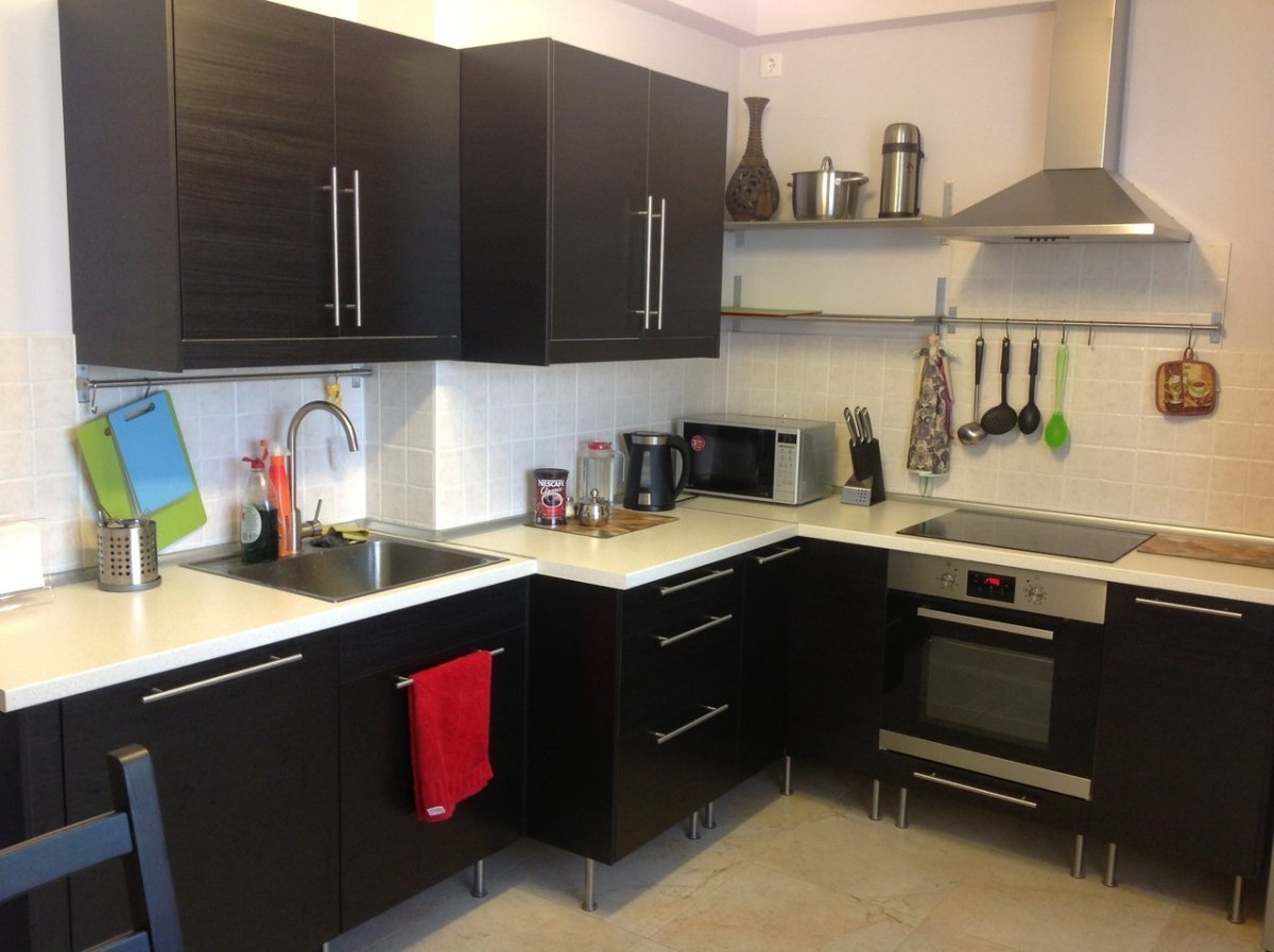 Кухня с неровной стеной