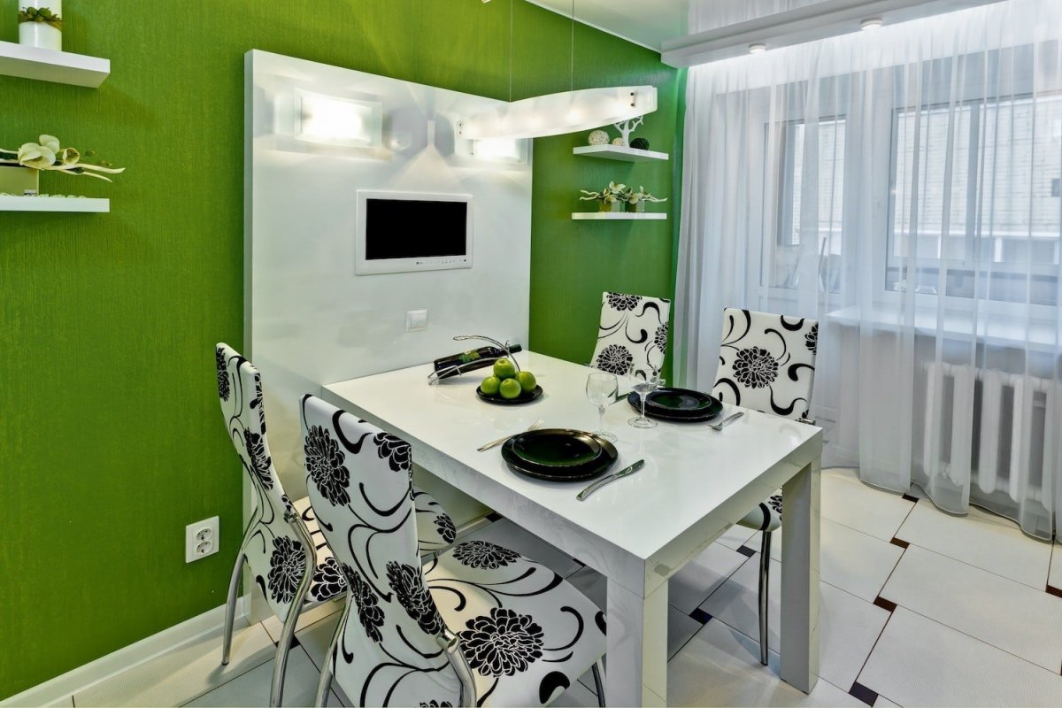 Зеленая кухня с синим фартуком