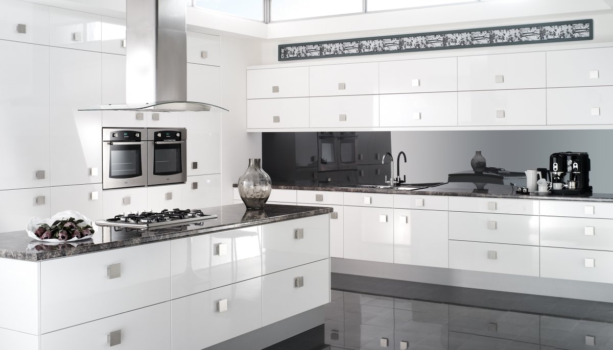 Белая кухня с черной столешницей