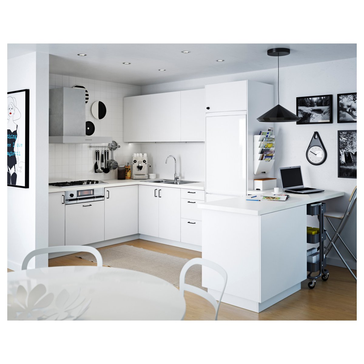 Белая кухня с черной столешницей