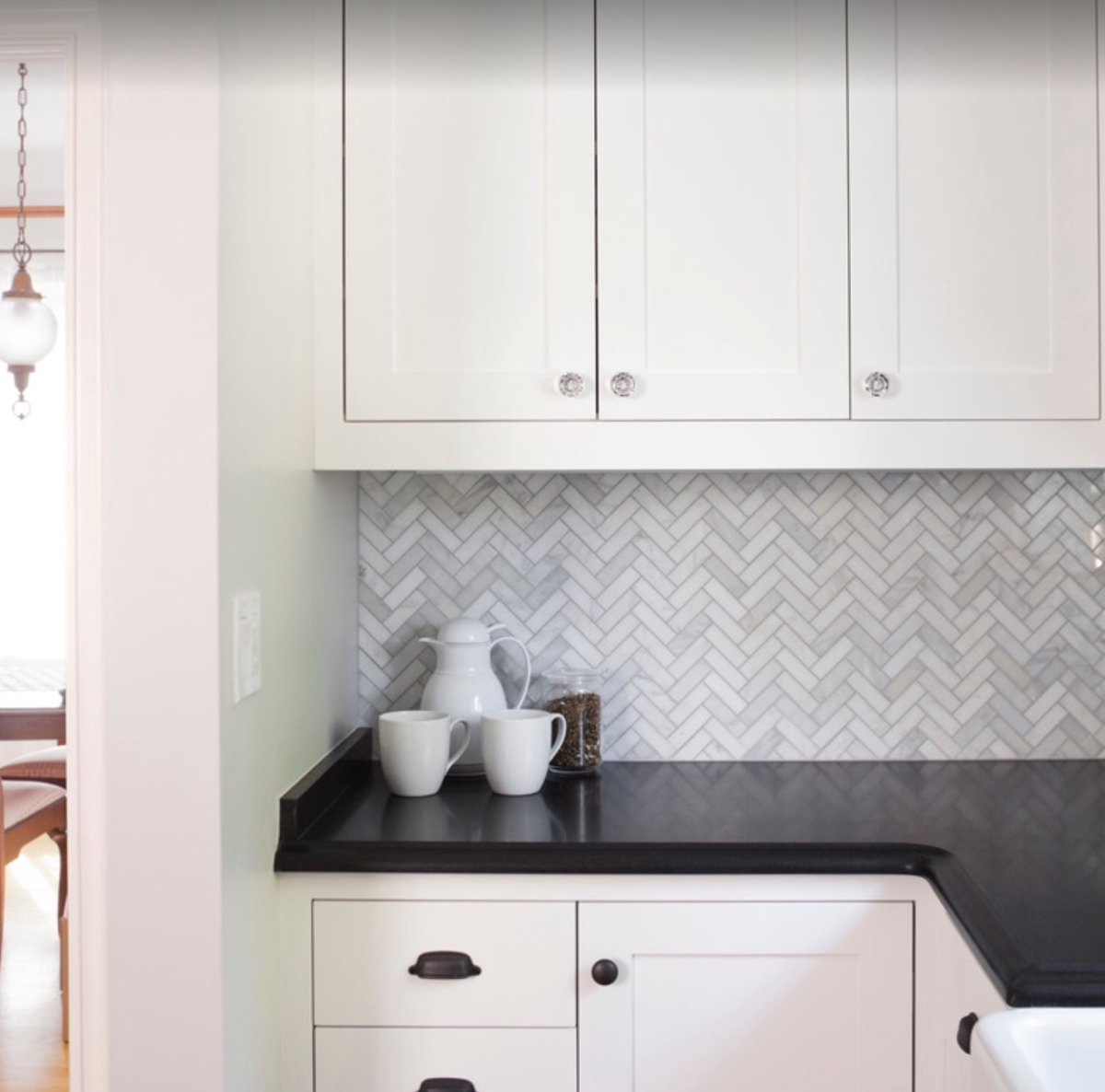 Кухня с белой бытовой техникой